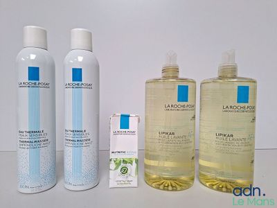 trois flacons de lotion posés les uns à côté des autres sur une table