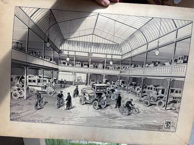 un homme tenant un dessin représentant un ancien salon automobile