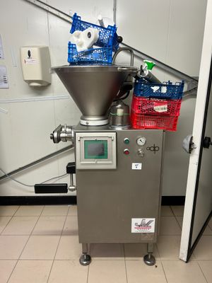 une machine qui se trouve dans une pièce où il y a beaucoup d'objets
