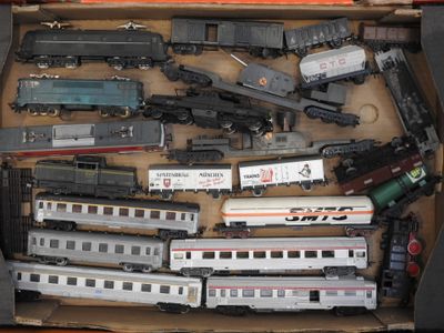 une boîte contenant tout un tas de petits trains
