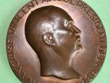 une médaille de bronze sur laquelle est représenté le visage d'un homme