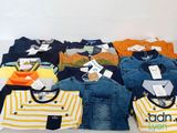 beaucoup de vêtements posés sur une table
