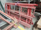 de nombreux morceaux de métal rouge dans un entrepôt