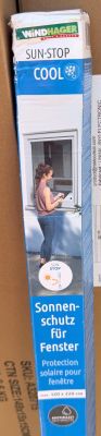 emballage d'une boîte sur laquelle figure l'image d'une femme assise à une fenêtre