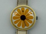 une montre ornée d'une fleur sur un fond blanc