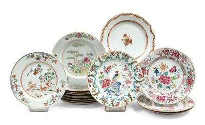 un ensemble d'assiettes ornées de fleurs sur un fond blanc