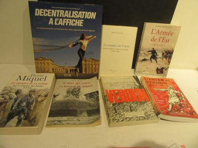 plusieurs livres sont posés sur une table les uns à côté des autres