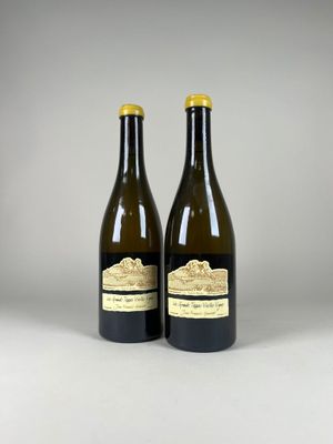 deux bouteilles de vin posées l'une à côté de l'autre sur une table