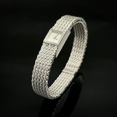 un gros plan d'un bracelet en argent muni d'un fermoir carré