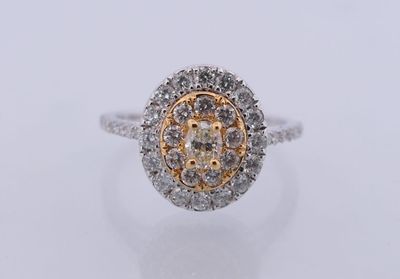 une bague en or blanc et or jaune sertie de diamants, ornée d'un motif floral