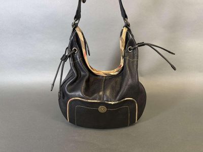 Burberry. Sac porté épaule cuir grainé noir gansé de tissu t…