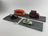 trois petites voitures exposées sur une table
