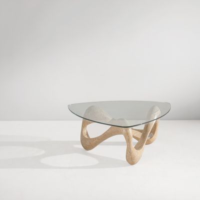 une table basse en verre avec des pieds en bois et un plateau en verre