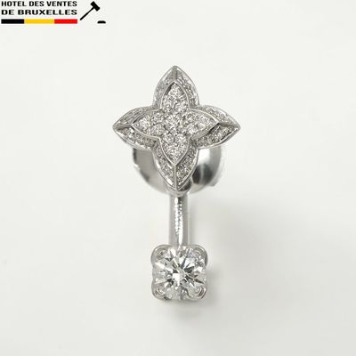 gros plan d'une bague en diamant sur fond blanc