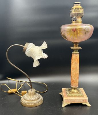 paire de lampes de table anciennes avec abat-jour en verre rose et pied en métal doré