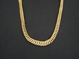 un collier à chaîne en or sur un mannequin mannequin mannequin mannequin mannequin mannequin mannequin mannequin mannequin mannequin