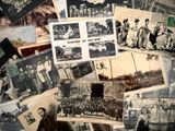 plusieurs vieilles photos en noir et blanc représentant des hommes et des femmes en uniforme militaire