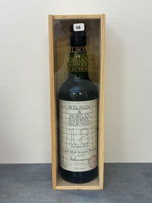 une vieille bouteille de vin dans une caisse en bois posée sur une table