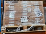 une palette sur laquelle est posée une caisse, dans un entrepôt