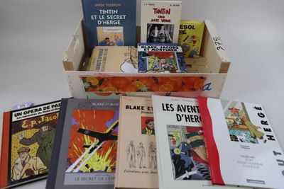 beaucoup de livres dans une boîte sur la table