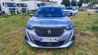 vue de face d'une voiture argentée garée dans un champ herbeux