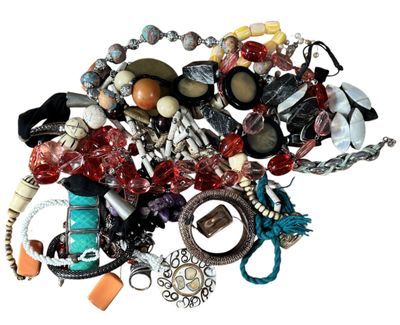 une pile de bijoux assortis sur une surface blanche