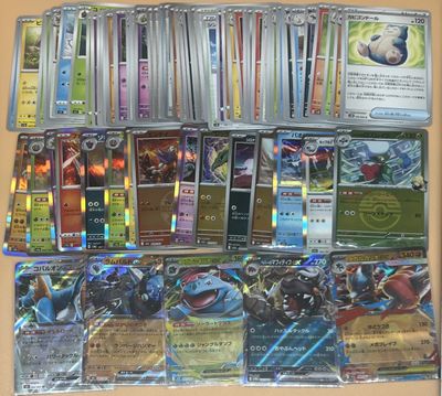 plusieurs types de cartes pokemon sur la table