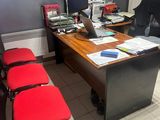 un bureau avec une chaise et un ordinateur dessus