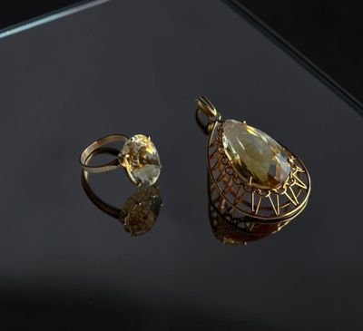 un gros plan d'une bague en or et d'une bague sertie d'une pierre en forme de larme