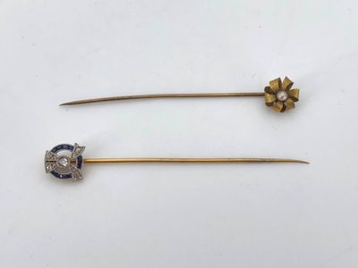 2 épingles à chapeau en or jaune 750 °/°°° (18K), l'une à dé… - Photo 1