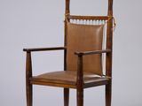 une image représentant une chaise avec une assise en cuir et des pieds en bois