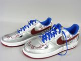 Baskets Nike Air Force argentées et rouges avec des lacets rouges et bleus