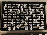 un présentoir de bagues et de bracelets dans un écrin noir