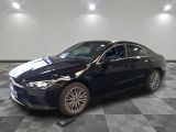 La Mercedes CLA est garée dans une grande pièce au sol carrelé d'un motif à damier.