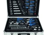 une image représentant une mallette à outils contenant des outils, sur fond blanc