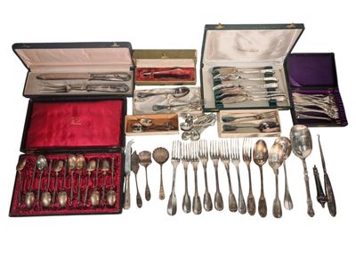 beaucoup d'argenterie dans un coffret sur la table