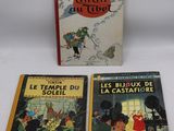 trois livres pour enfants sont posés sur une surface blanche