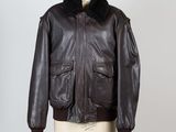 un blouson aviateur en cuir marron avec un col en fourrure noire