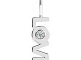 un pendentif en forme de cœur avec un diamant blanc et le mot « love » gravé dessus