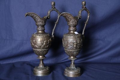 paire de vases anciens en laiton sur un socle, sur fond bleu