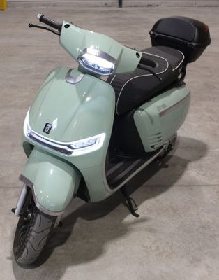 un scooter vert clair garé sur un parking