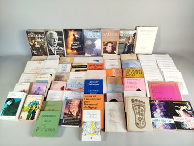 beaucoup de livres sur la table