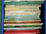 une pile de livres posée sur une boîte bleue