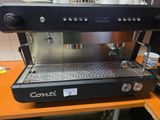 une machine à café posée sur une table