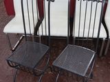 quatre chaises et une table au milieu d'une pièce