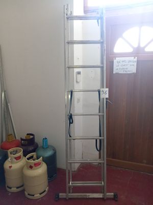 une échelle adossée au mur d'une pièce