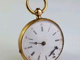 une montre de poche en or avec des chiffres romains sur le cadran