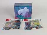 deux cartes Pokémon dans une boîte posée sur une surface blanche