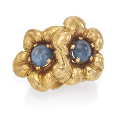 une image représentant une bague en pierre dorée et bleue sur fond blanc