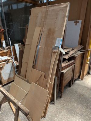 une pile de cartons posée par terre à côté d'une chaise
